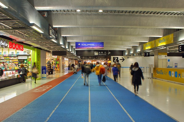 成田国際空港 第3ターミナルは陸上競技場のようなデザインで長い距離を歩くのを意識させない